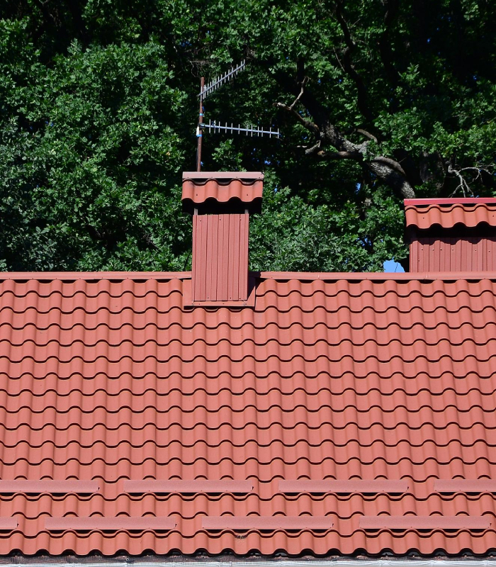 Toiture en tuiles rouges installée et rénovée par l’entreprise de couverture ABC du Bâtiment