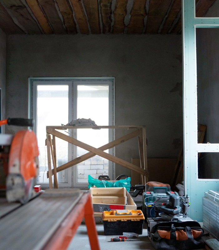 Chantier de rénovation intérieure avec préparation des travaux et outillage par ABC du Bâtiment